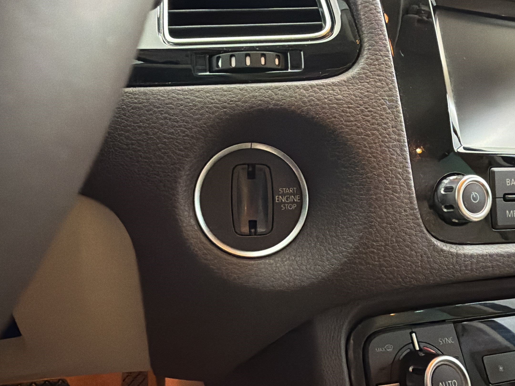 Used 2013 Volkswagen Touareg Sport AWD/4WD image 25
