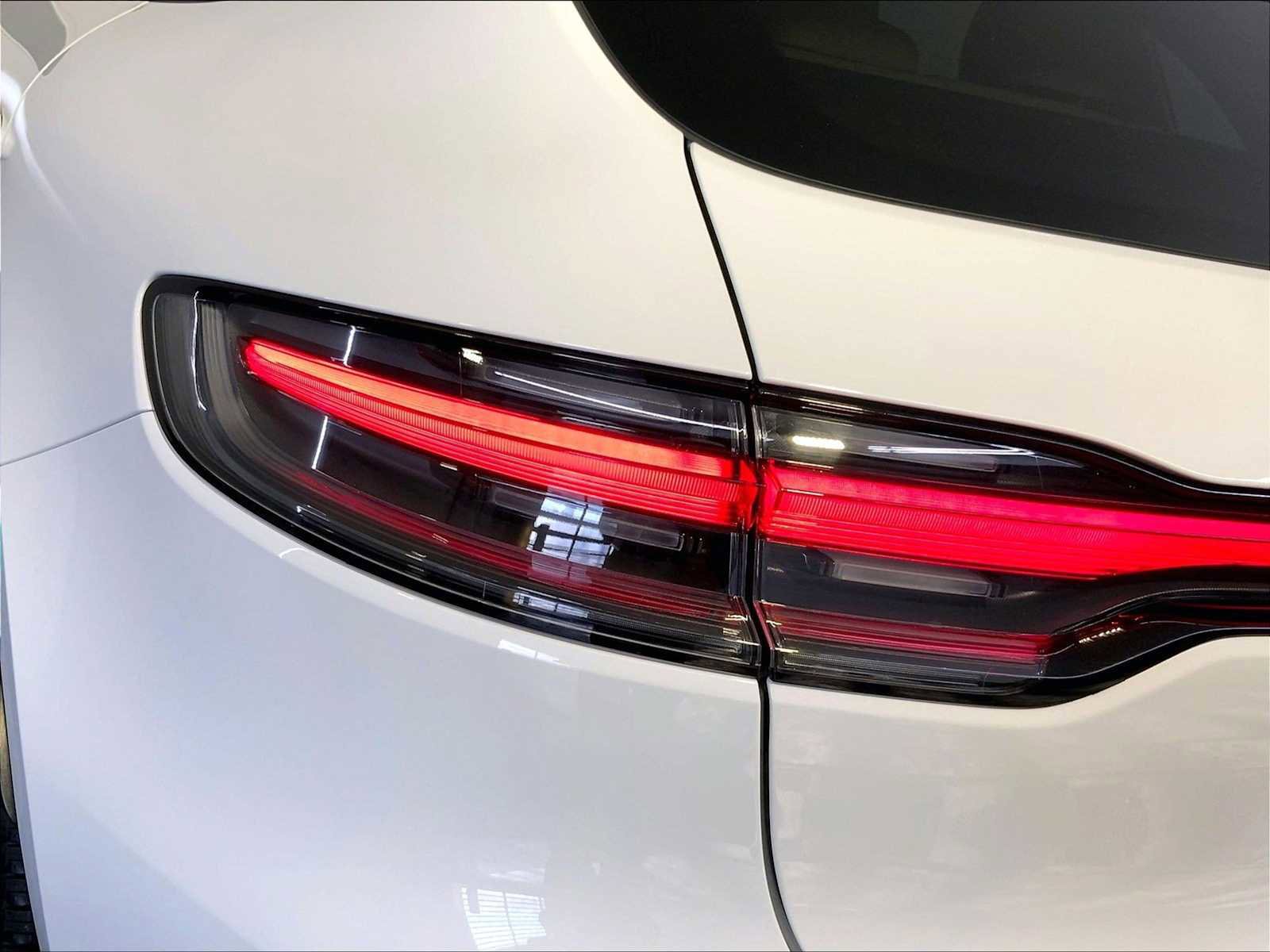 Certified 2026 Porsche Macan AWD/4WD image 30