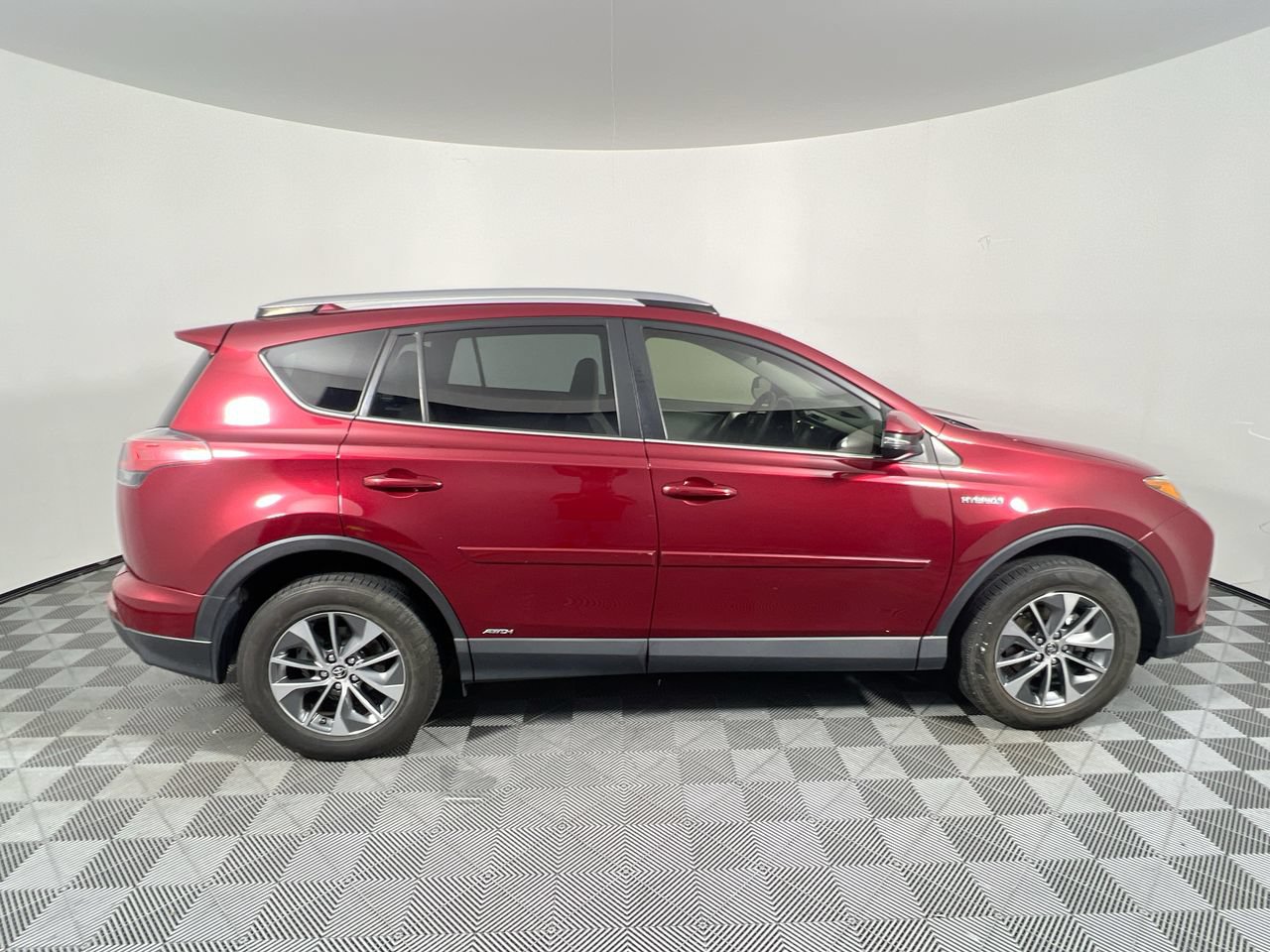 Used 2018 Toyota RAV4 LE w/ Carpet Mat Package AWD/4WD image 2