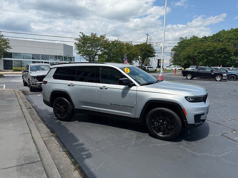 Used 2024 Jeep Grand Cherokee L Laredo AWD/4WD image 4