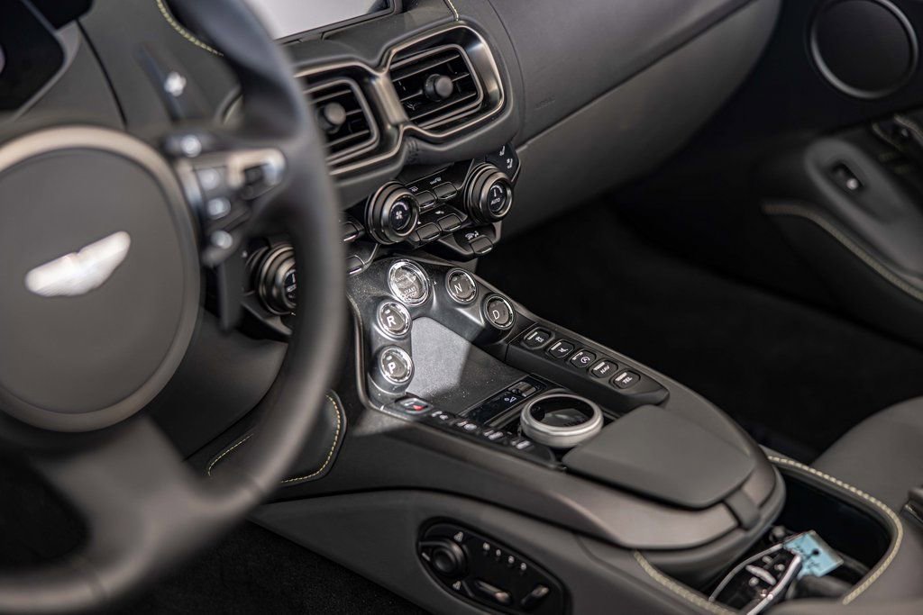 Used 2023 Aston Martin V8 Vantage Roadster image 18