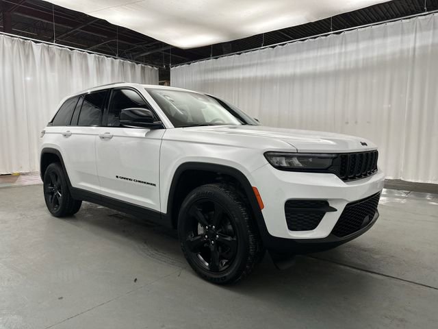 Used 2023 Jeep Grand Cherokee Altitude image 11