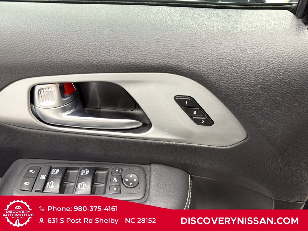 Used 2025 Chrysler Pacifica Limited FWD image 11