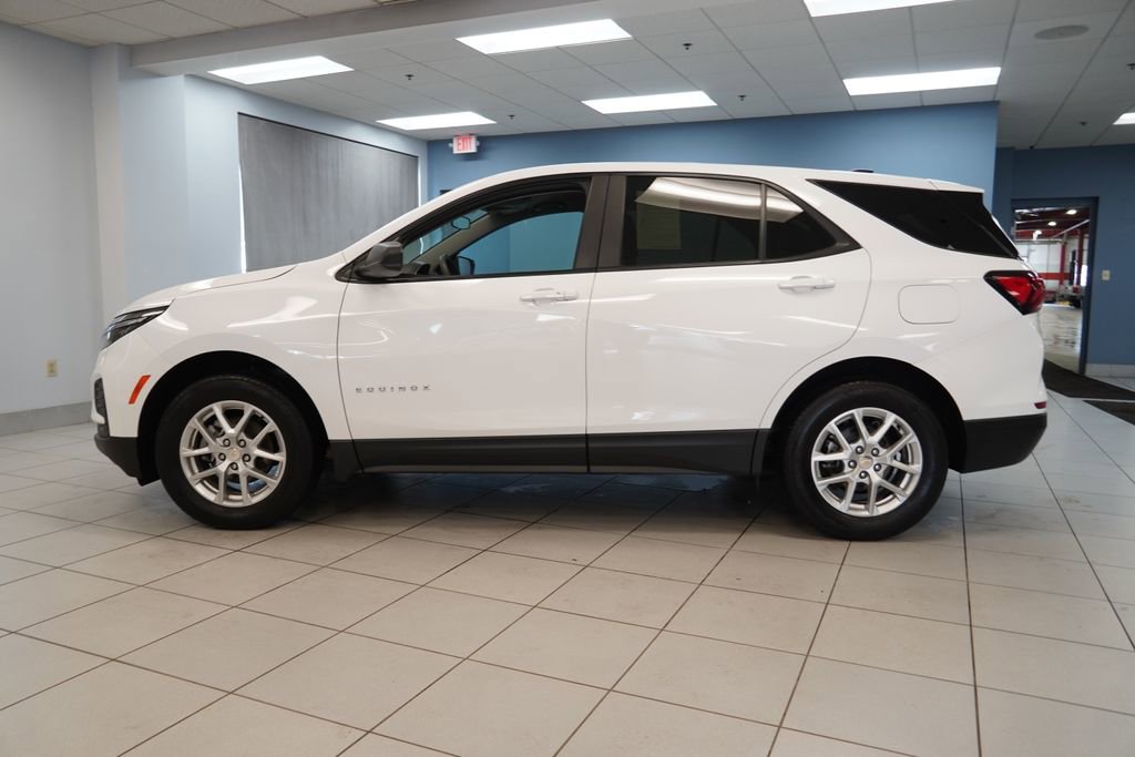 Used 2023 Chevrolet Equinox LS w/ LS Convenience Package image 2