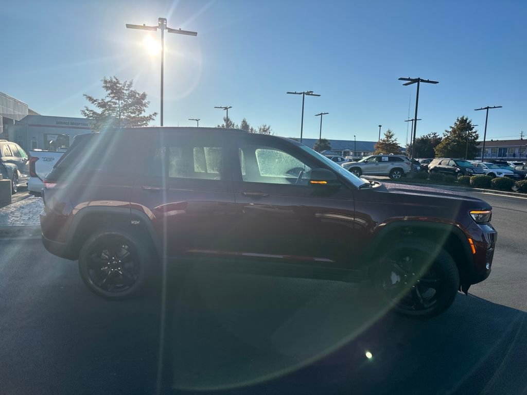 Used 2025 Jeep Grand Cherokee Limited w/ Black Appearance Package image 6