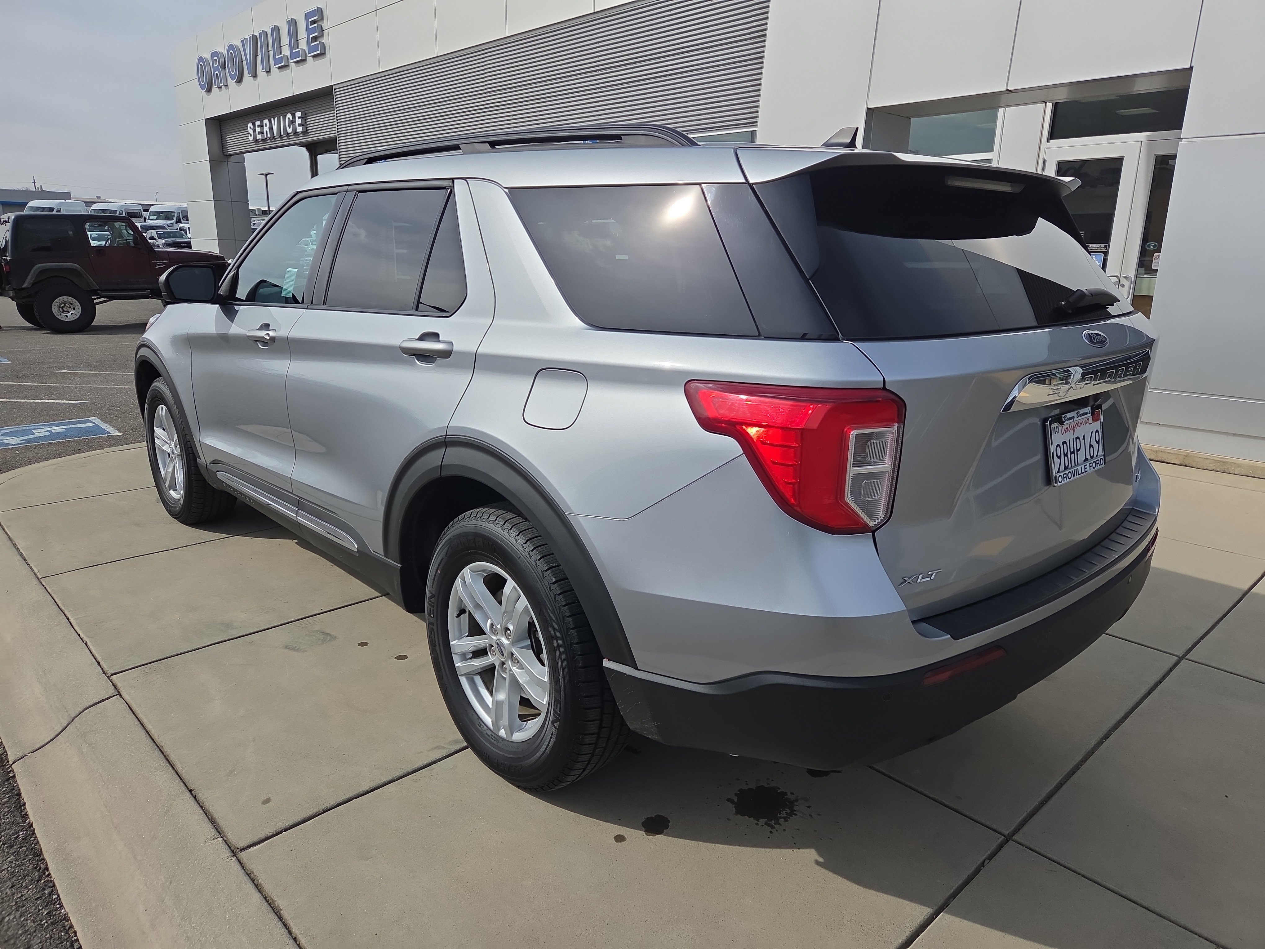 Used 2022 Ford Explorer XLT image 3