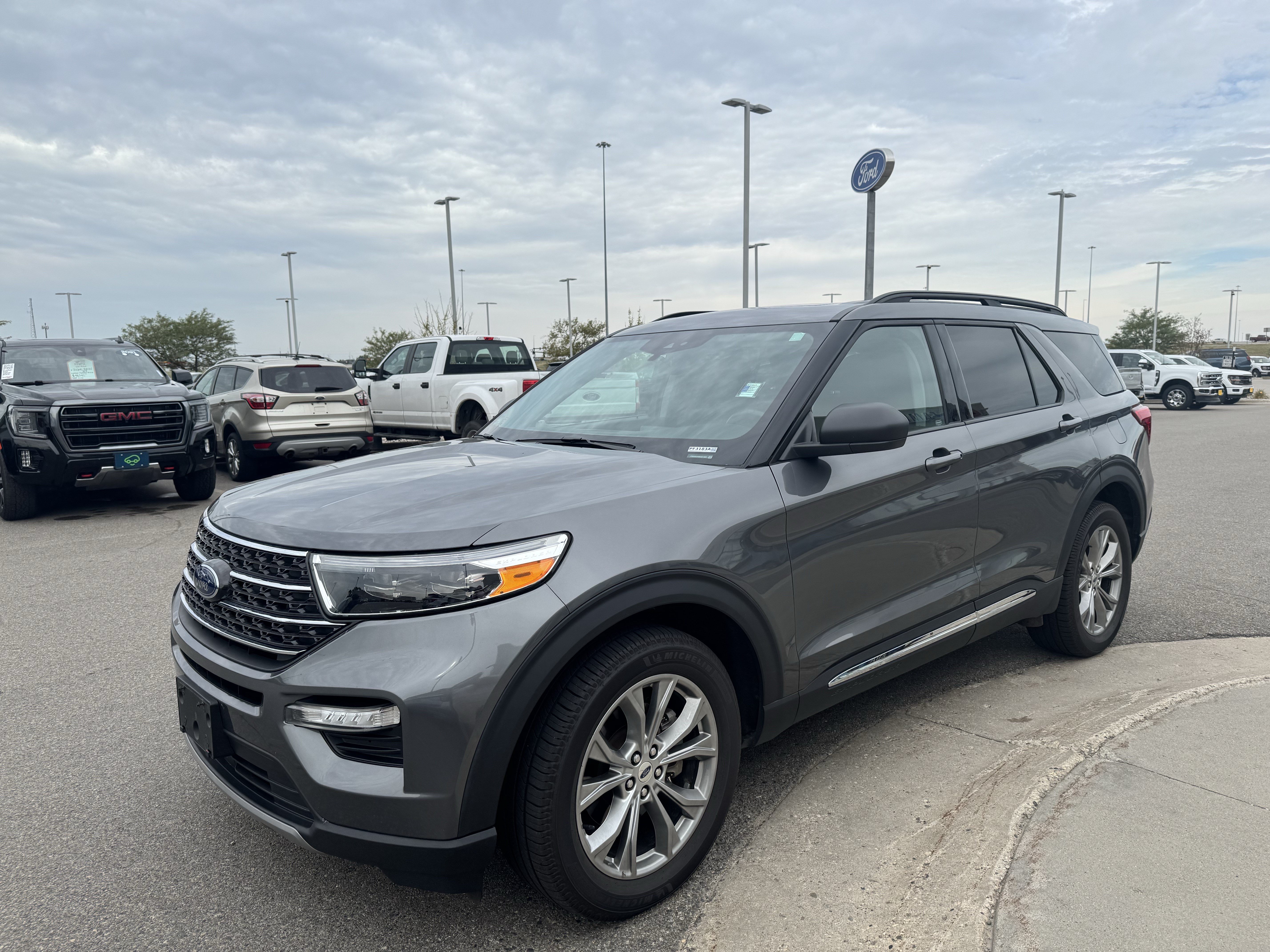 Used 2022 Ford Explorer XLT w/ Equipment Group 202A AWD/4WD image 3