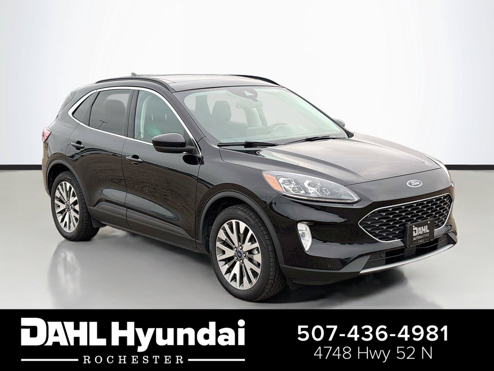 Used 2022 Ford Escape Titanium w/ Class II Trailer Tow Package AWD/4WD image 1