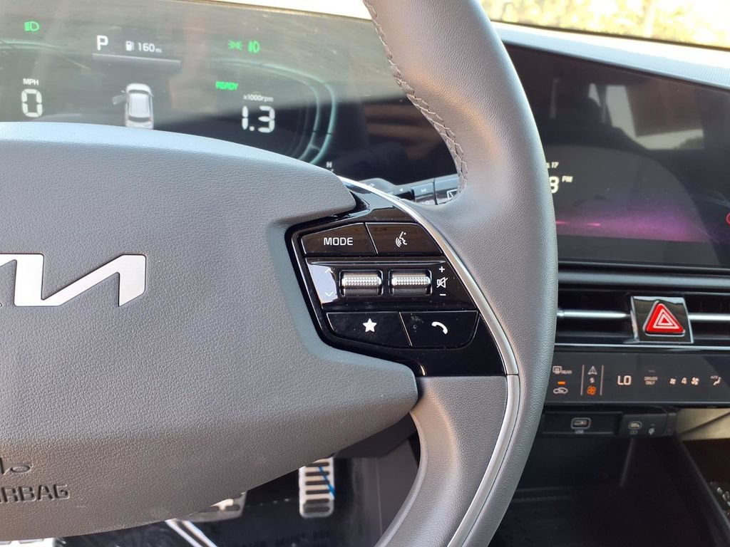 Certified 2025 Kia Niro SX Touring FWD image 17