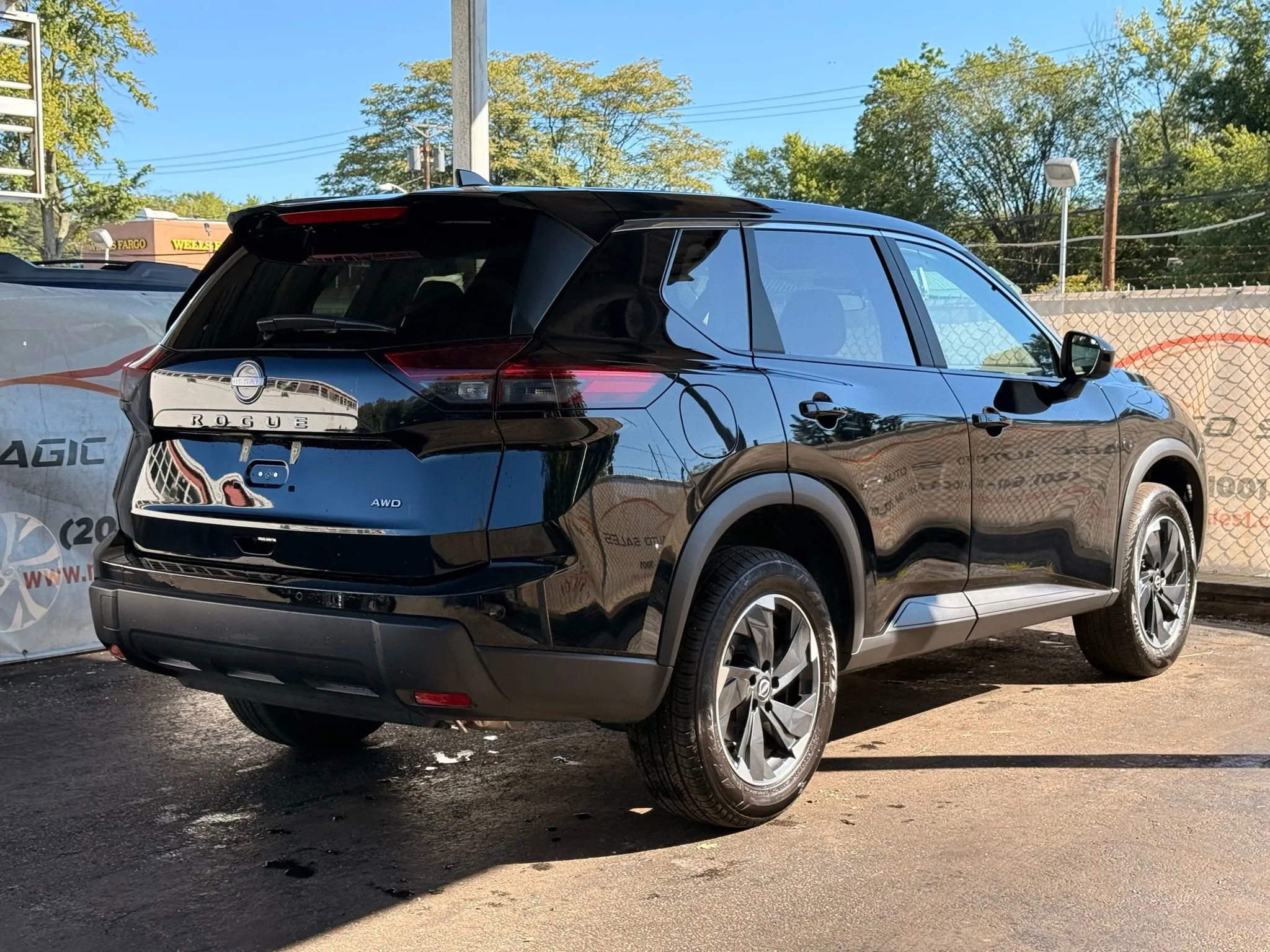 Used 2025 Nissan Rogue SV image 11