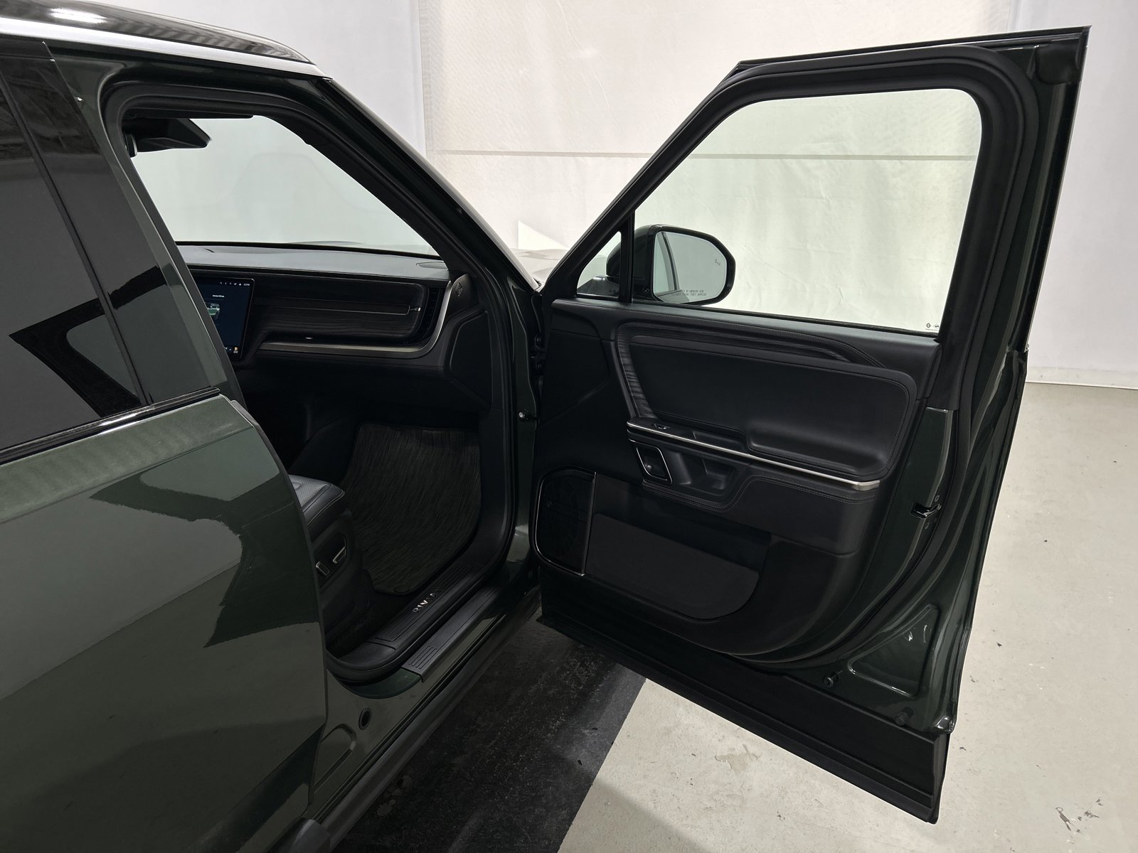 Used 2023 Rivian R1S Adventure image 18