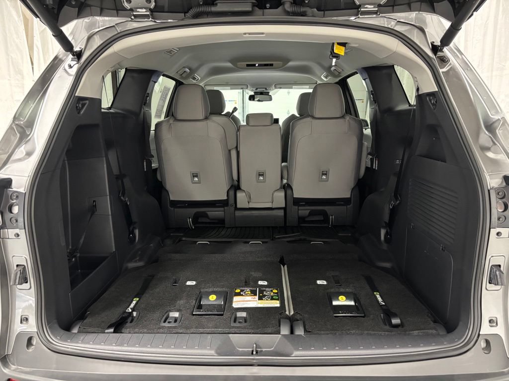 Used 2026 Toyota Sienna LE FWD image 53