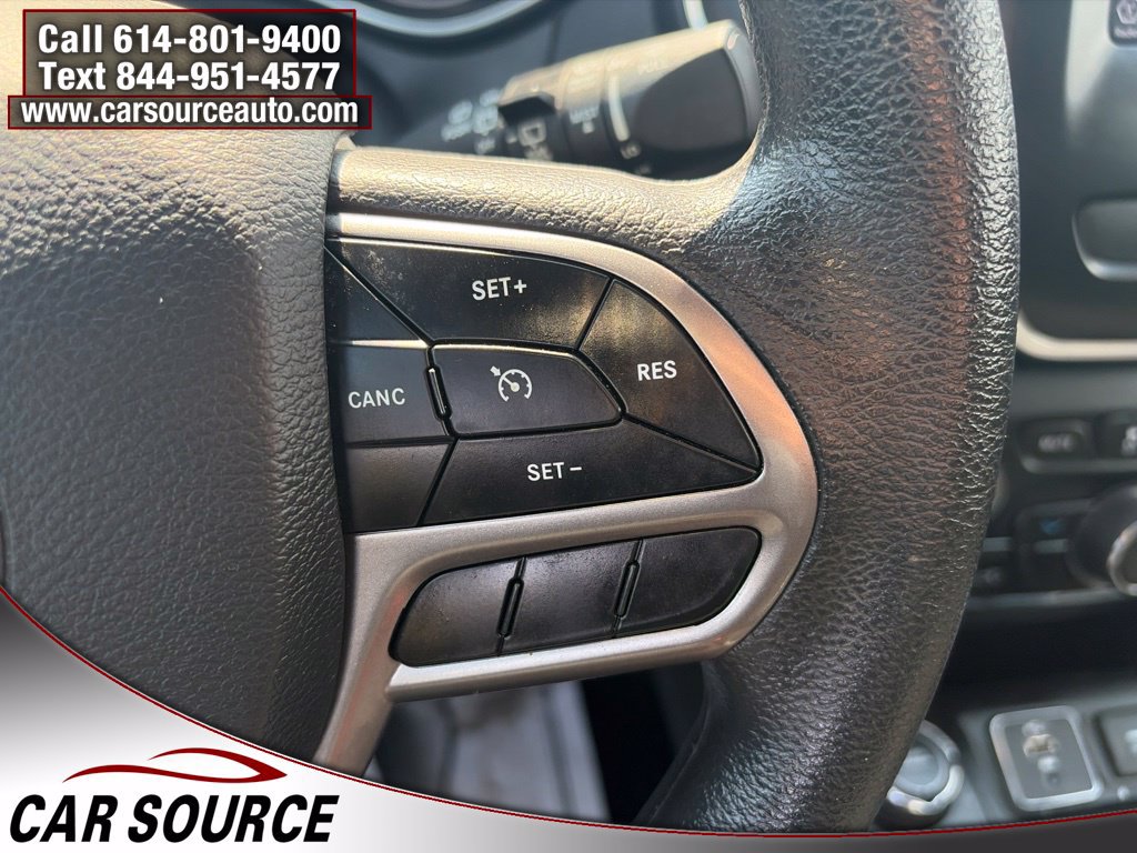 Used 2019 Jeep Cherokee Latitude w/ Popular Appearance Group AWD/4WD image 12