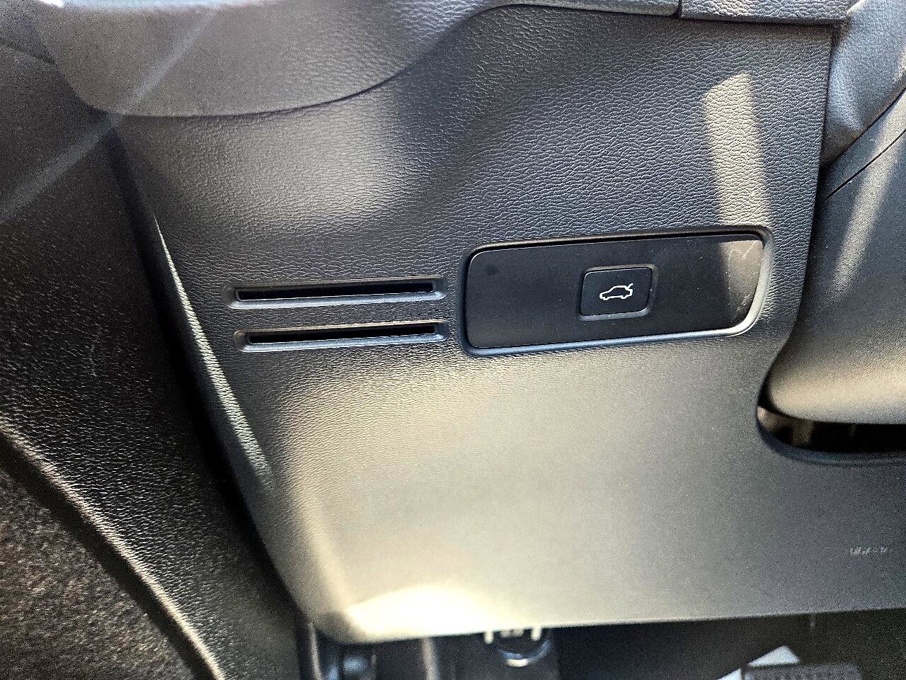 Used 2024 Volvo XC40 B5 Core image 23