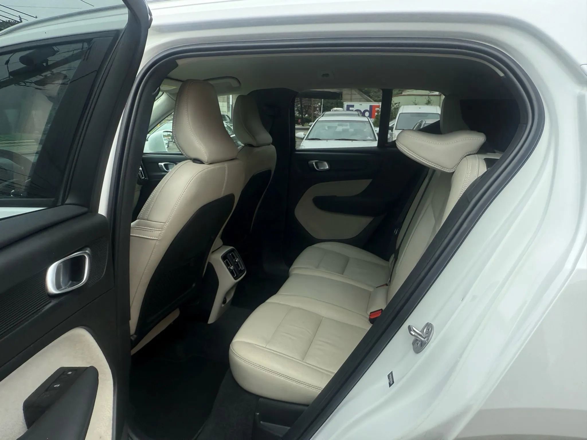 Used 2022 Volvo XC40 T5 Momentum image 28