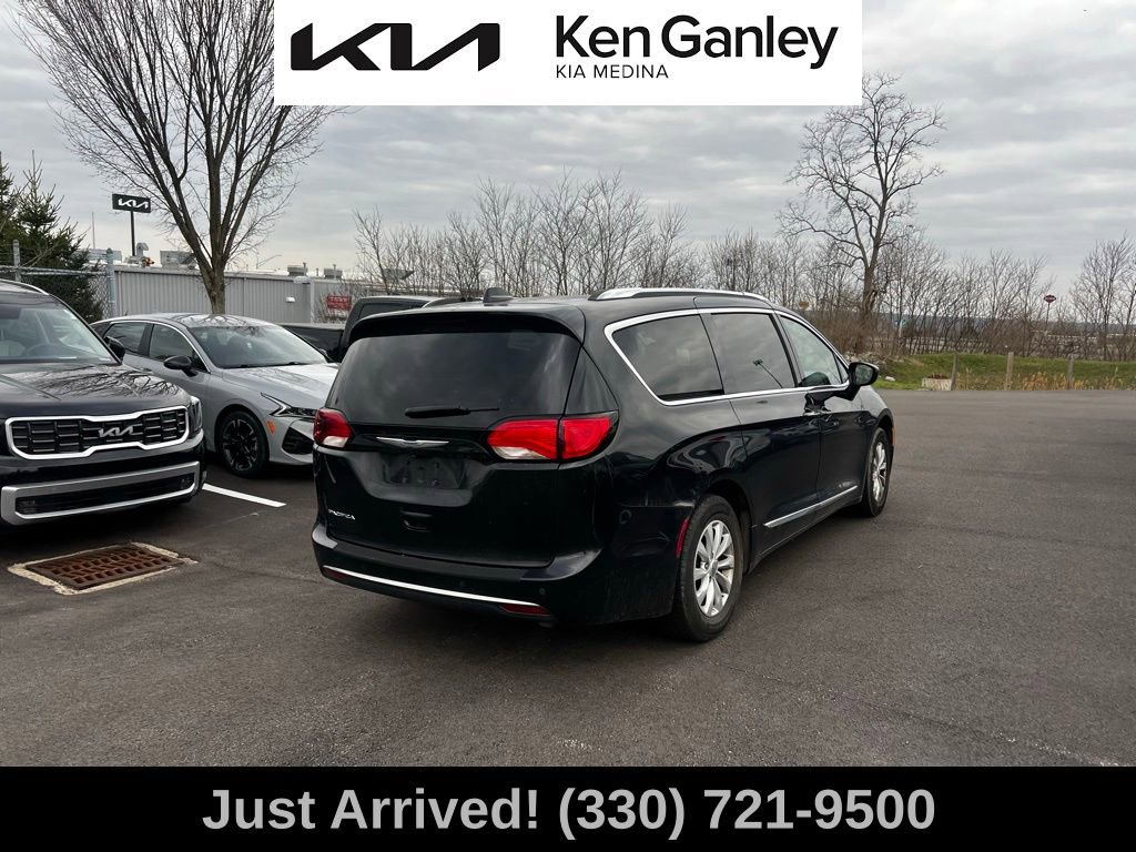 Used 2018 Chrysler Pacifica Touring-L image 5