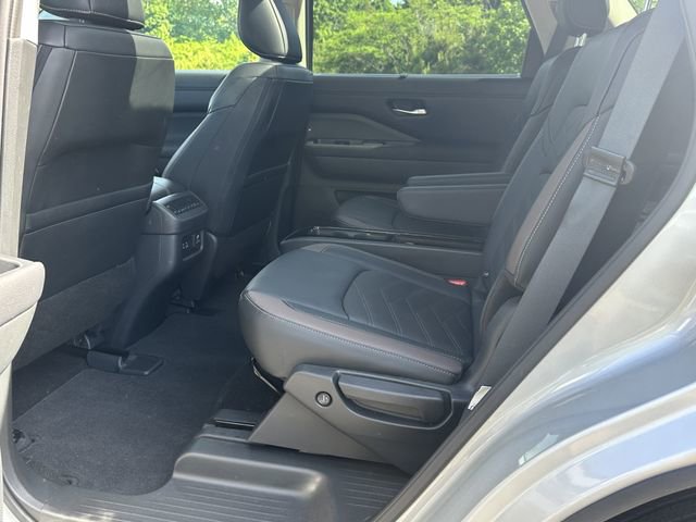 Certified 2025 Nissan Pathfinder Platinum FWD image 22