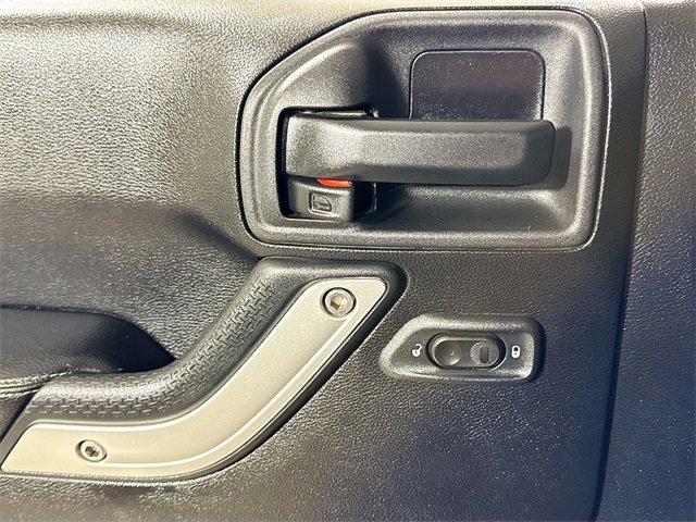 Used 2015 Jeep Wrangler Unlimited Rubicon image 16