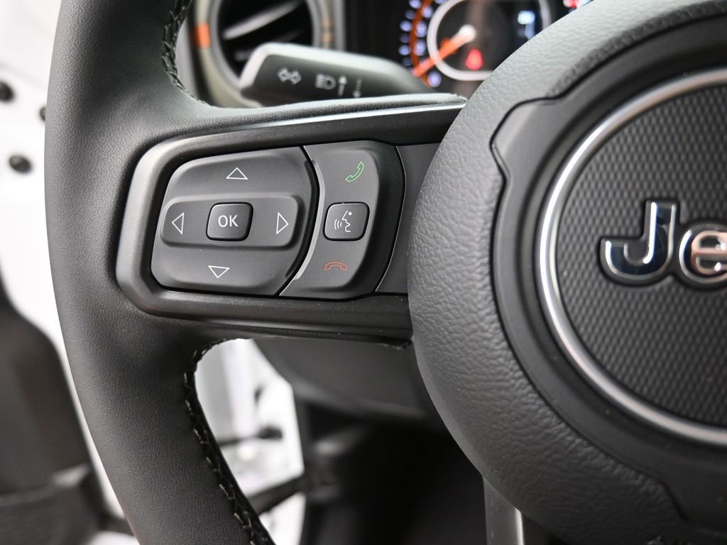 Used 2025 Jeep Gladiator Mojave w/ Convenience Group image 6