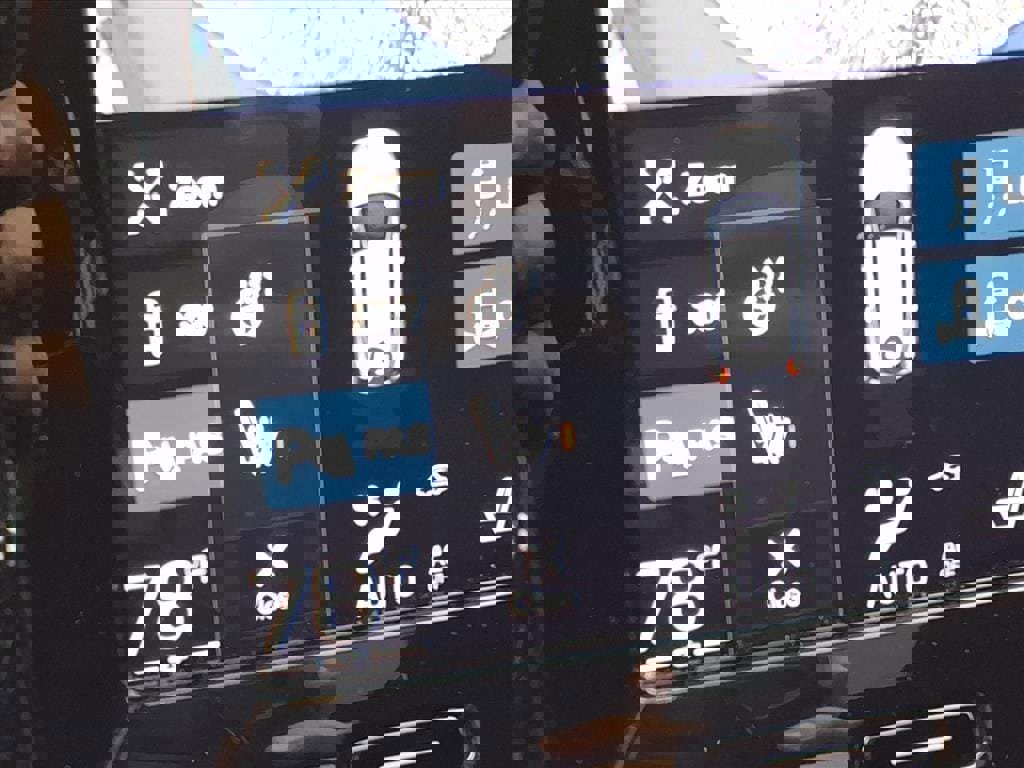 Used 2020 Volvo XC40 T4 R-Design w/ Protection Package Premier image 23