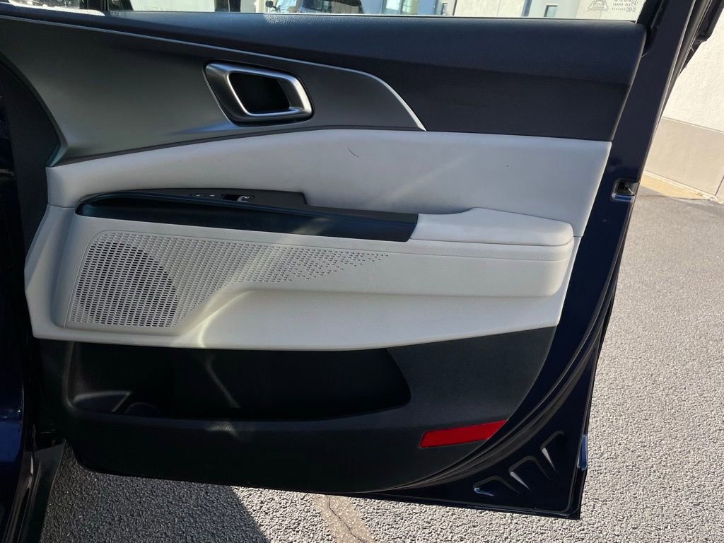 Used 2023 Kia Carnival LX image 29