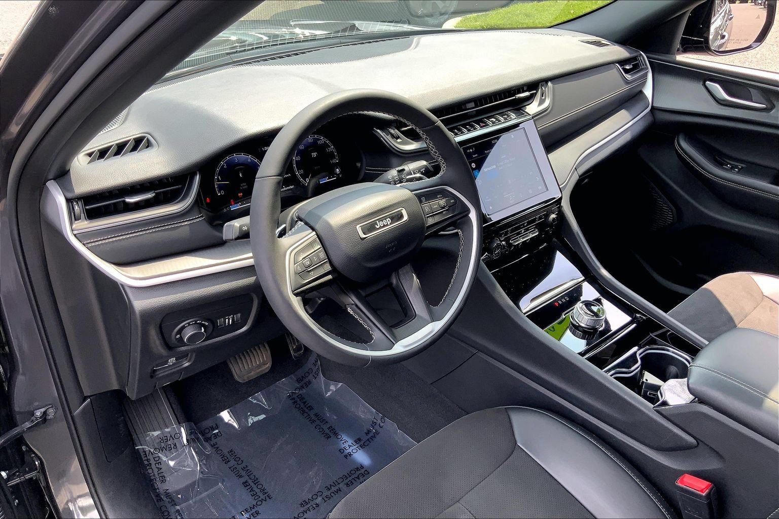 Used 2023 Jeep Grand Cherokee Altitude AWD/4WD image 16