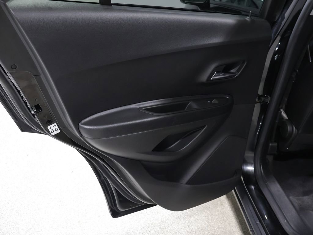 Used 2021 Chevrolet Trax LT w/ Redline Edition AWD/4WD image 19