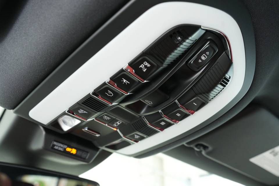 Certified 2025 Porsche Macan Turbo AWD/4WD image 36