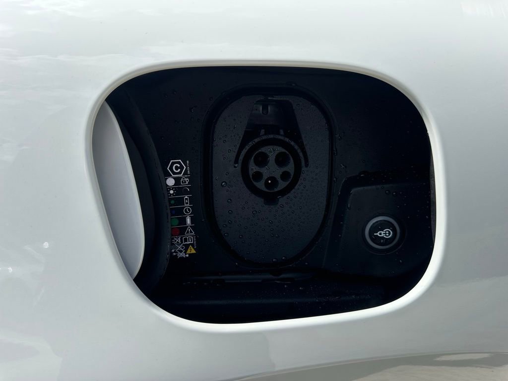 Used 2026 Porsche Macan 4S Electric image 45