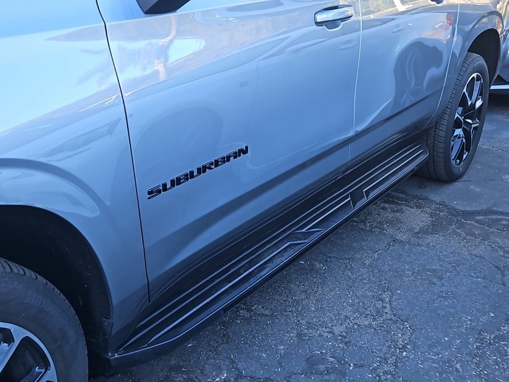 Used 2025 Chevrolet Suburban RST image 3