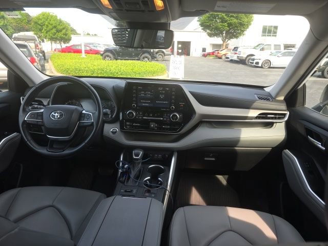 Used 2022 Toyota Highlander XLE AWD/4WD image 12