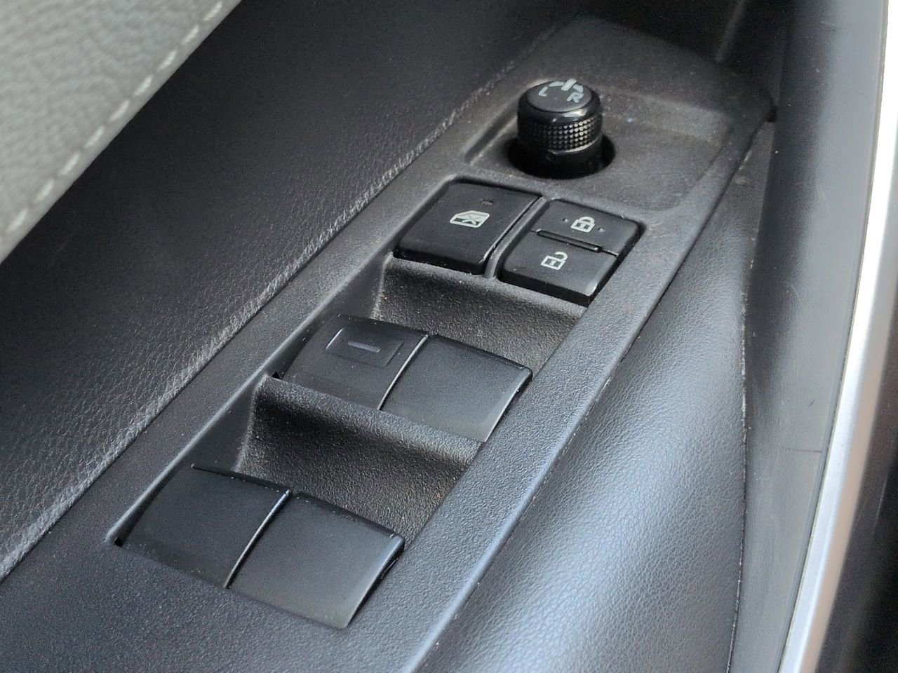 Used 2020 Toyota Corolla SE w/ SE Premium Package FWD image 23