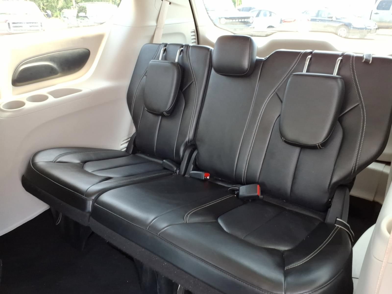 Used 2024 Chrysler Pacifica Touring-L FWD image 11