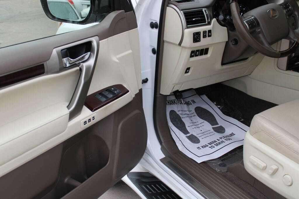 Used 2019 Lexus GX 460 Premium w/ Premium Package image 11