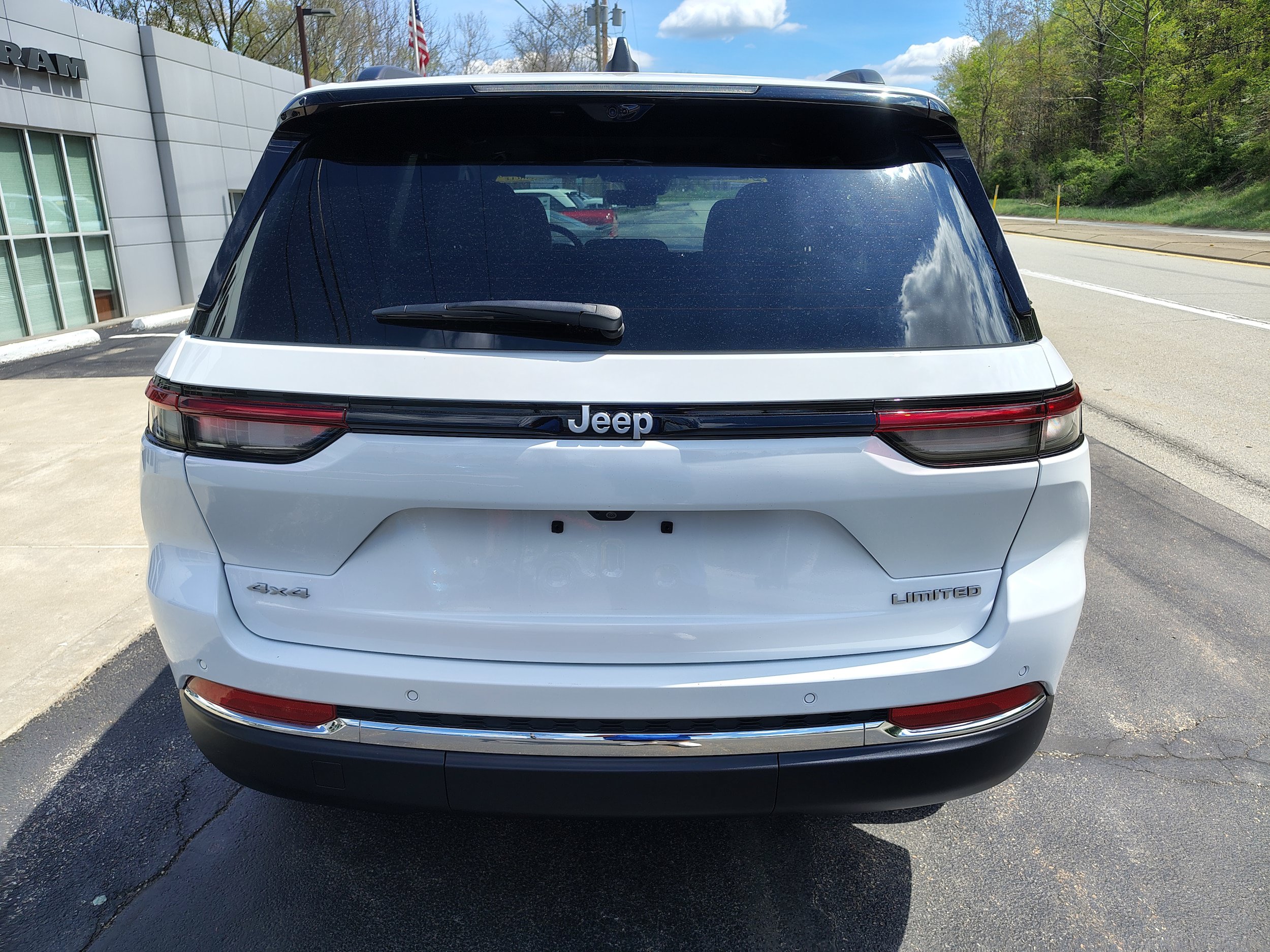 Certified 2025 Jeep Grand Cherokee Limited w/ Luxury Tech Group II AWD/4WD image 8