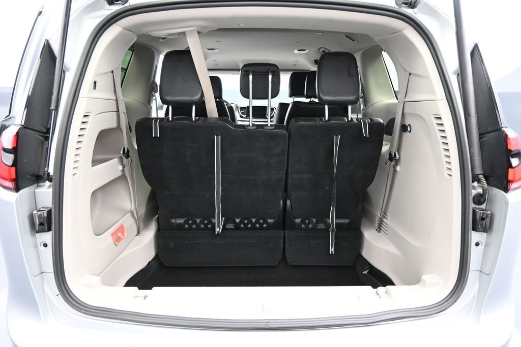 Used 2023 Chrysler Pacifica Touring-L FWD image 25