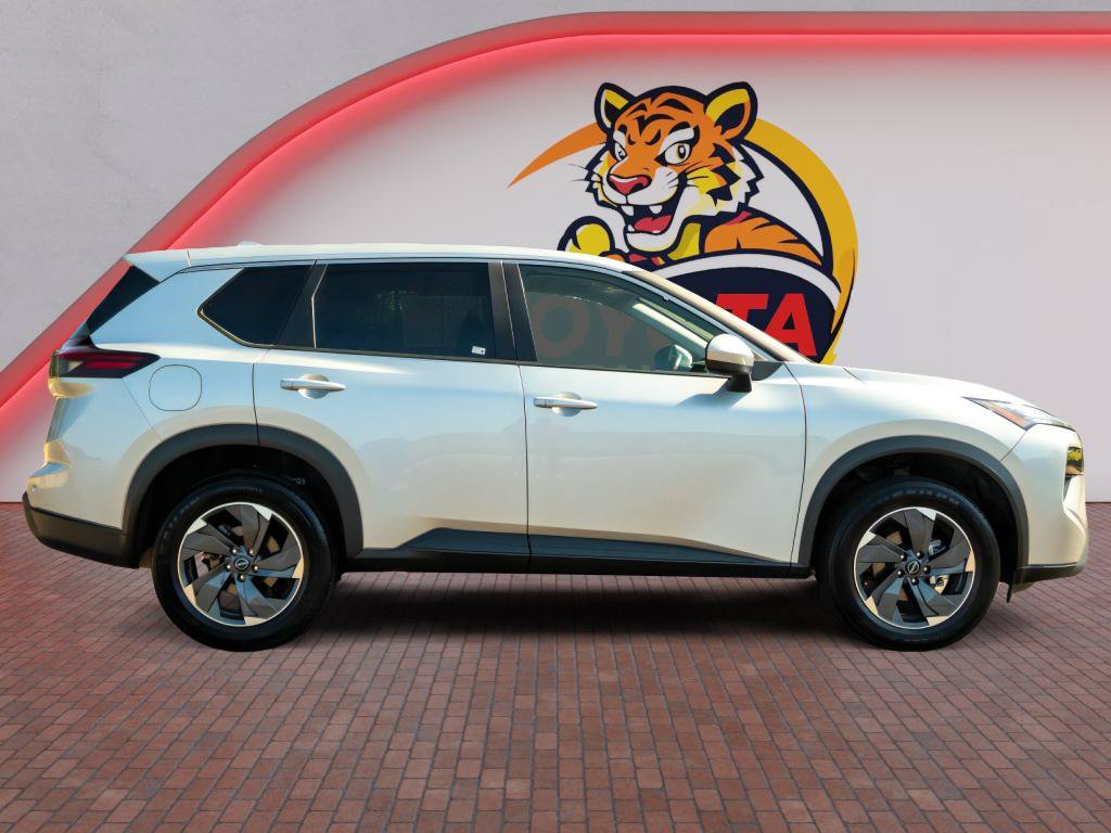 Used 2025 Nissan Rogue SV FWD image 4