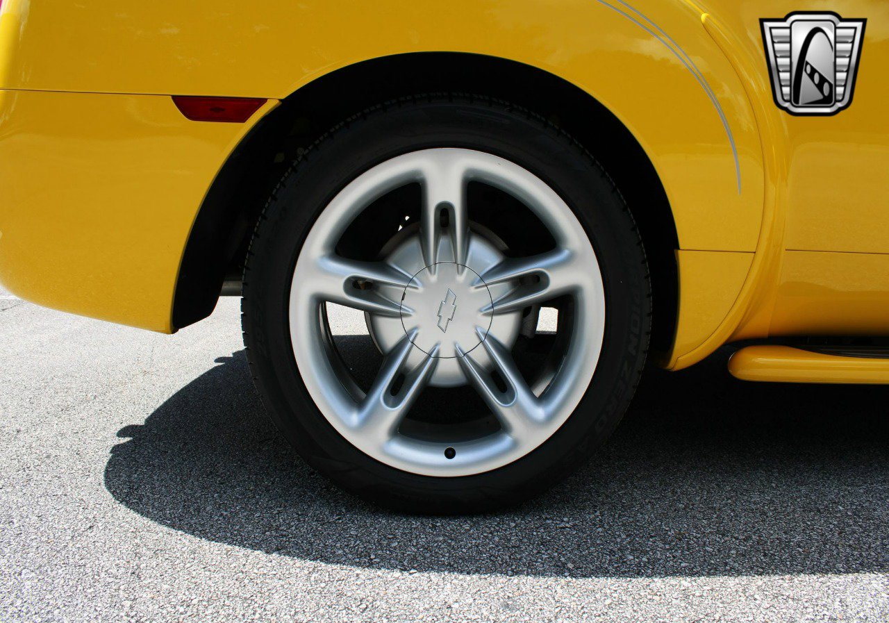 Used 2005 Chevrolet SSR w/ Preferred Equipment Group image 17