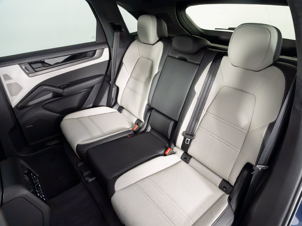 New 2026 Porsche Cayenne GTS AWD/4WD image 40