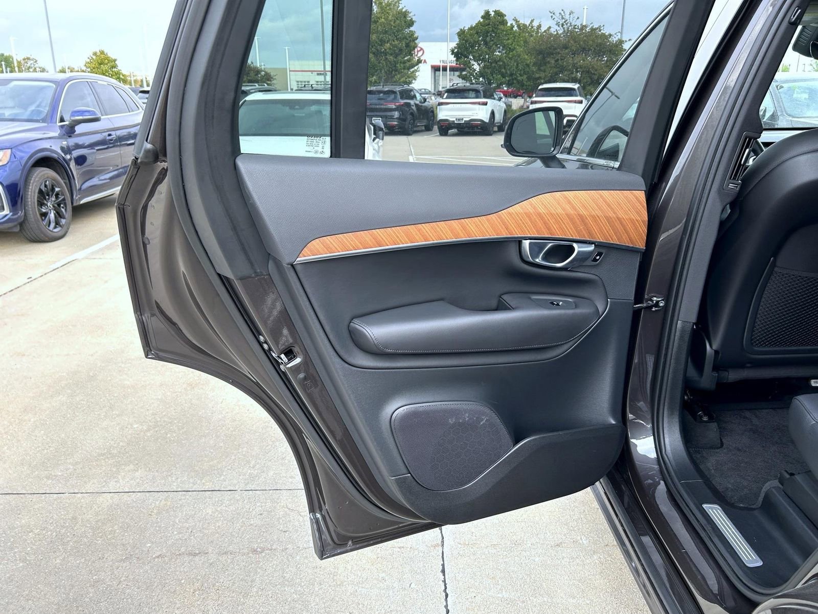 Used 2024 Volvo XC90 B6 Plus image 22