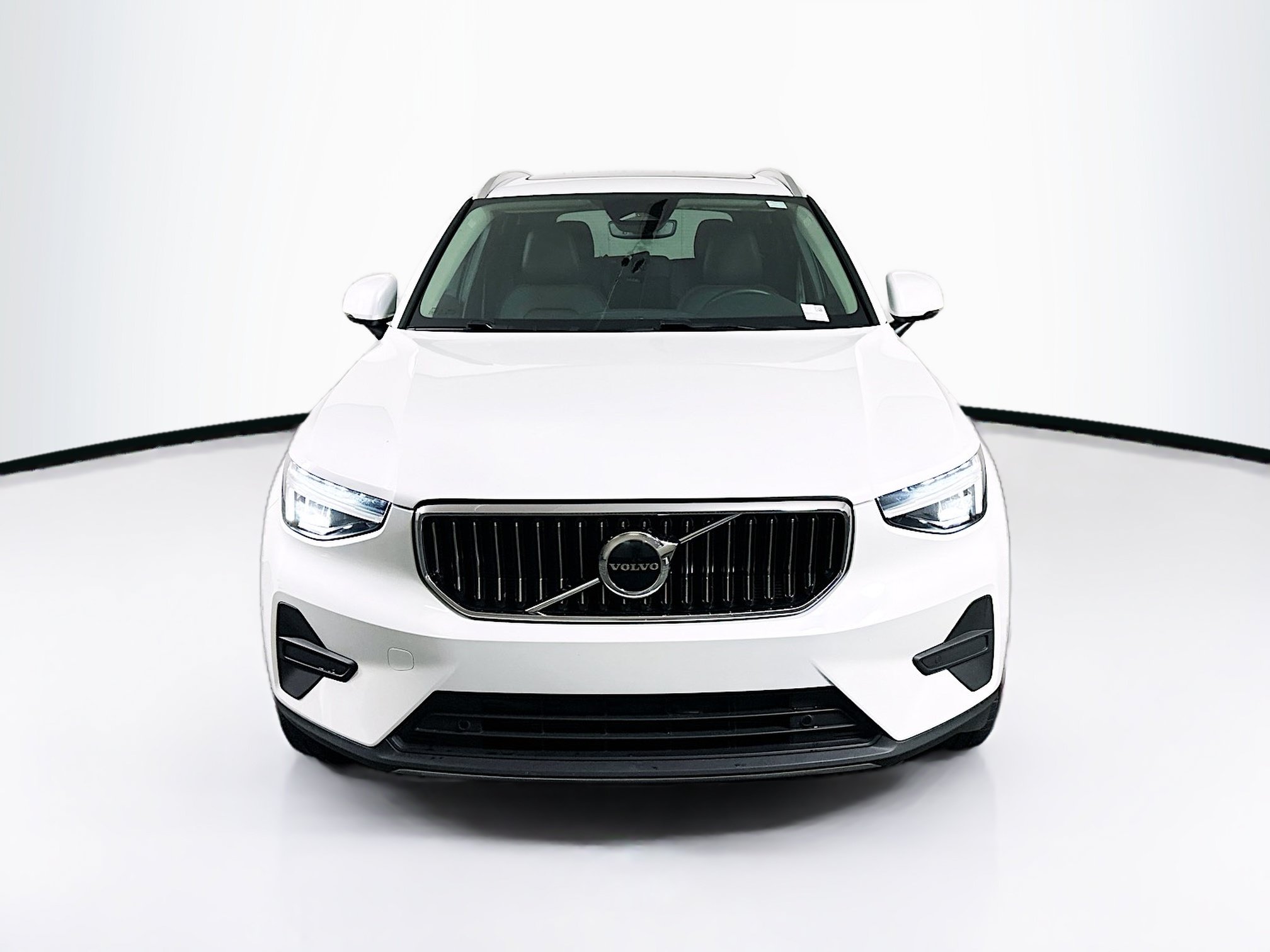 Used 2025 Volvo XC40 B5 Core AWD/4WD image 2