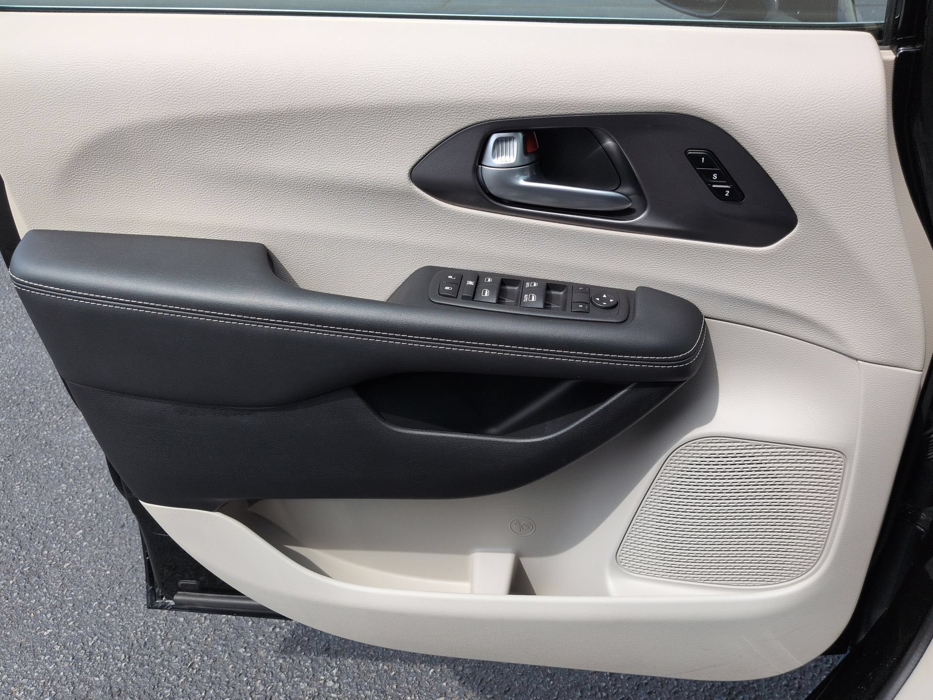 Used 2024 Chrysler Pacifica Touring-L FWD image 21
