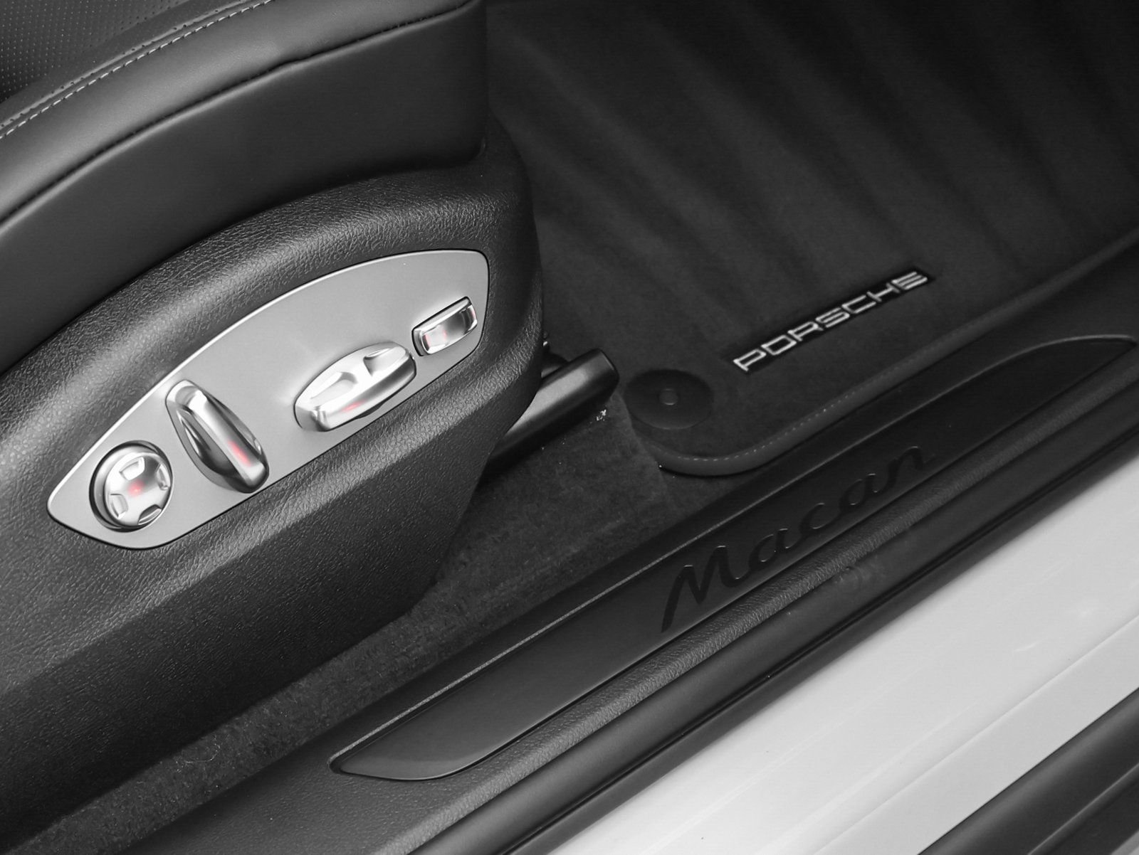 Certified 2026 Porsche Macan AWD/4WD image 19