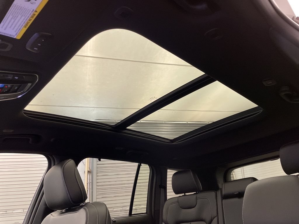 New 2025 Jeep Grand Cherokee Limited w/ Luxury Tech Group II AWD/4WD image 18