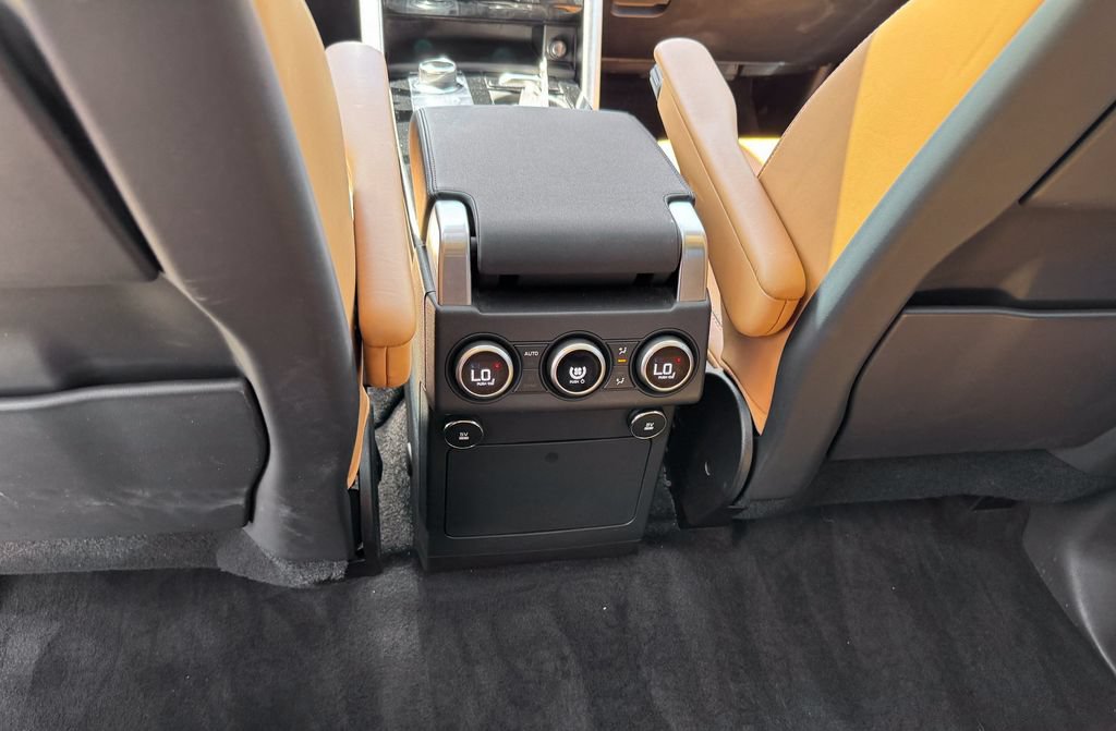 Used 2018 Land Rover Discovery HSE AWD/4WD image 29