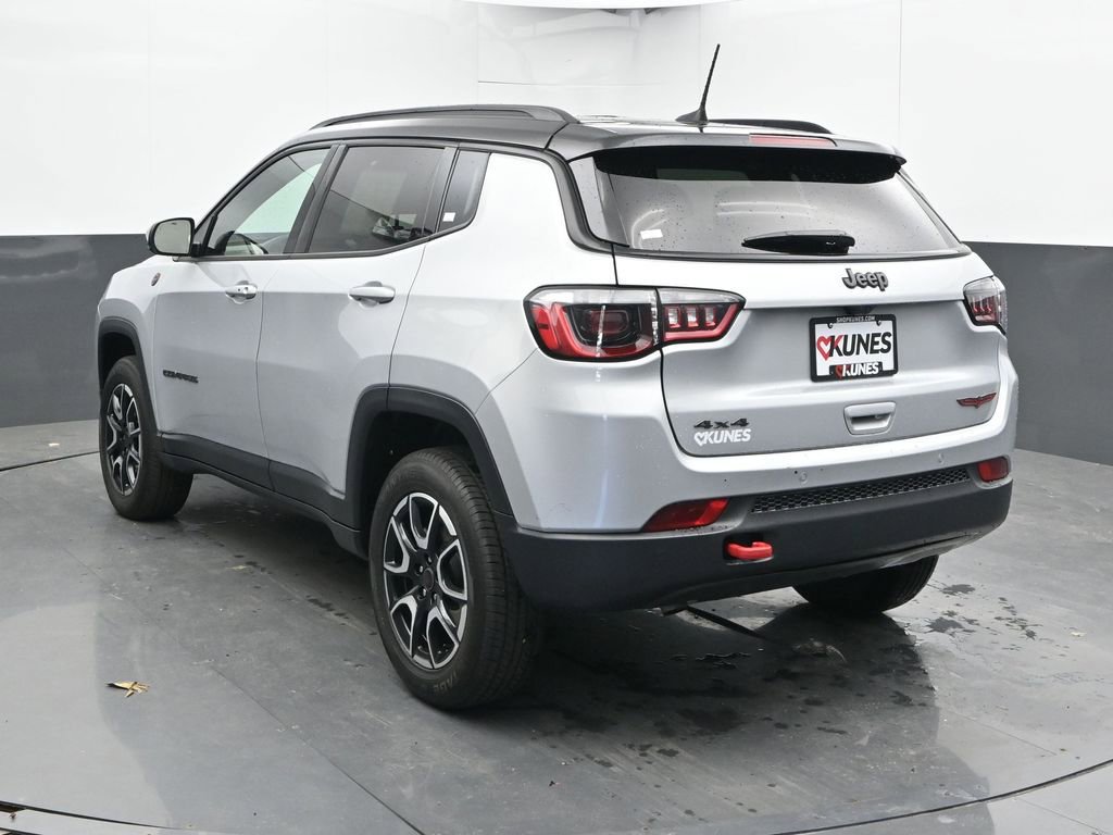 Used 2025 Jeep Compass Trailhawk AWD/4WD image 9