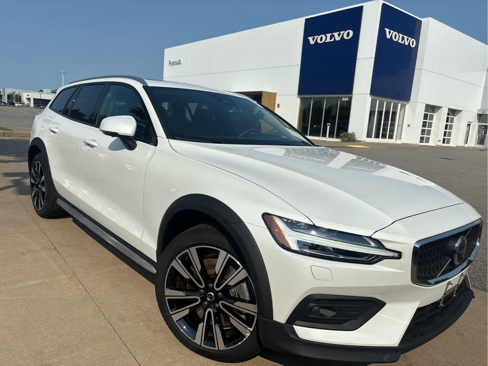 Used 2026 Volvo V60 B5 Cross Country Ultra w/ Protection Package Premier AWD/4WD image 1