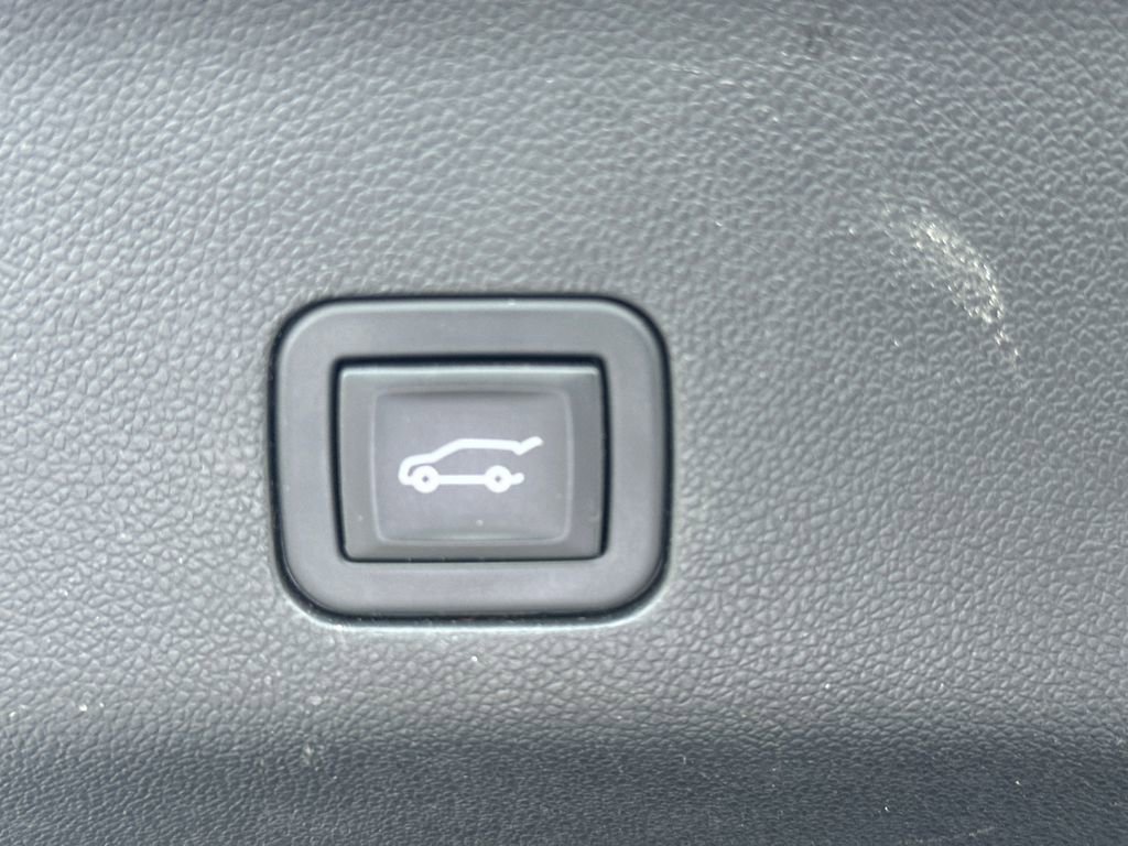 Used 2023 Chevrolet Suburban Premier w/ Advanced Technology Package RWD image 19