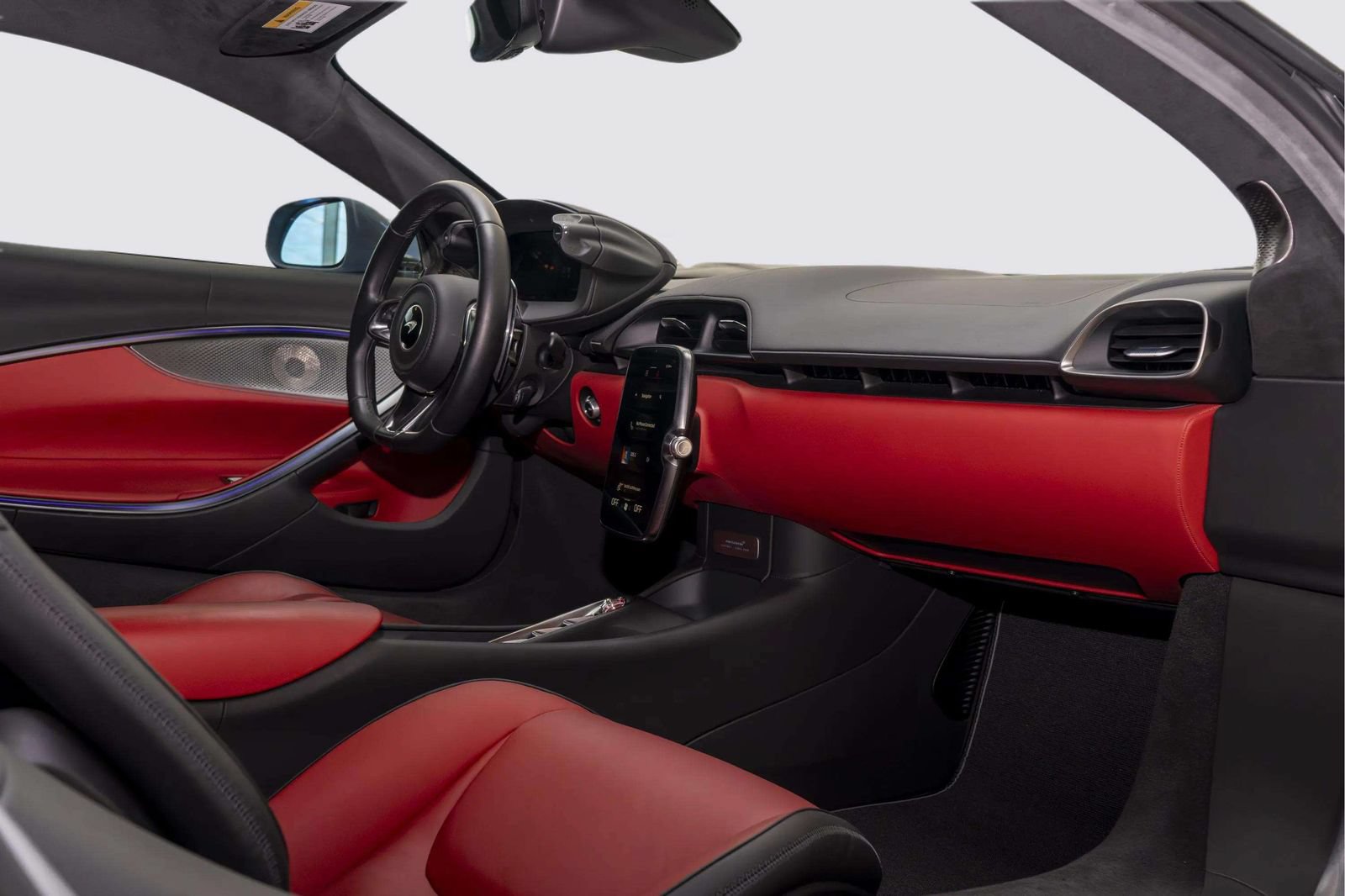 Used 2023 McLaren Artura RWD image 31