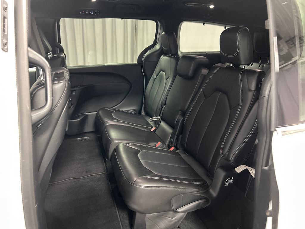 Used 2025 Chrysler Pacifica Select w/ Uconnect Theater Family Group image 23